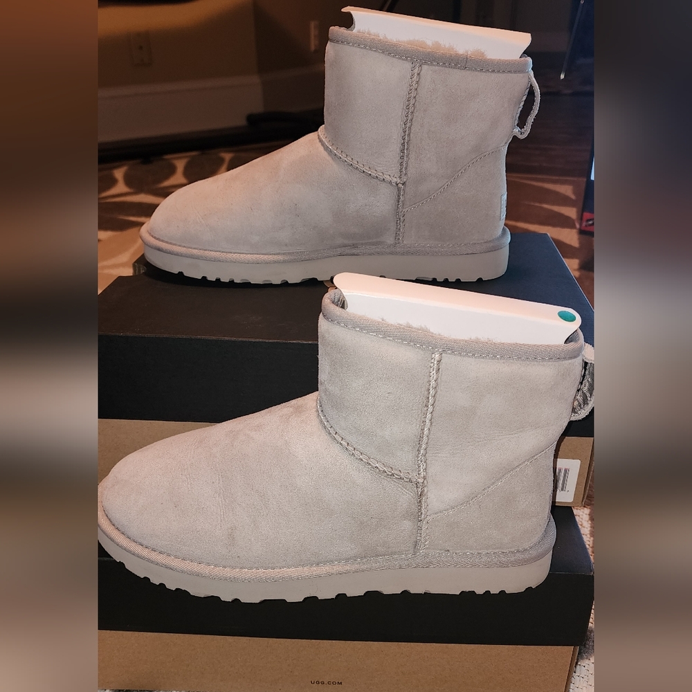 UGG MINI MENS SZ. 9